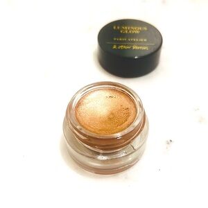 & Other Stories Luminous Glow Highlighter
- Roche Sombre